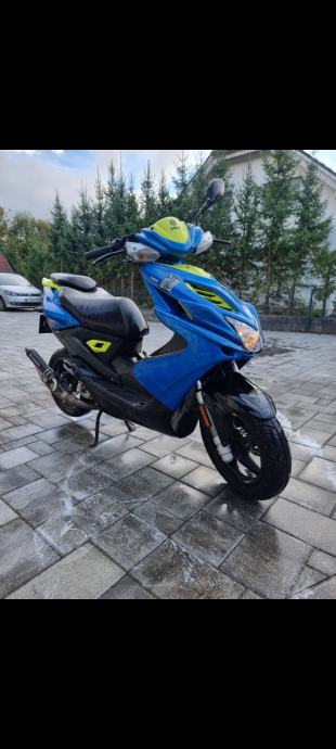 Yamaha Aerox 50 cm3 25km/h, 2002 l.