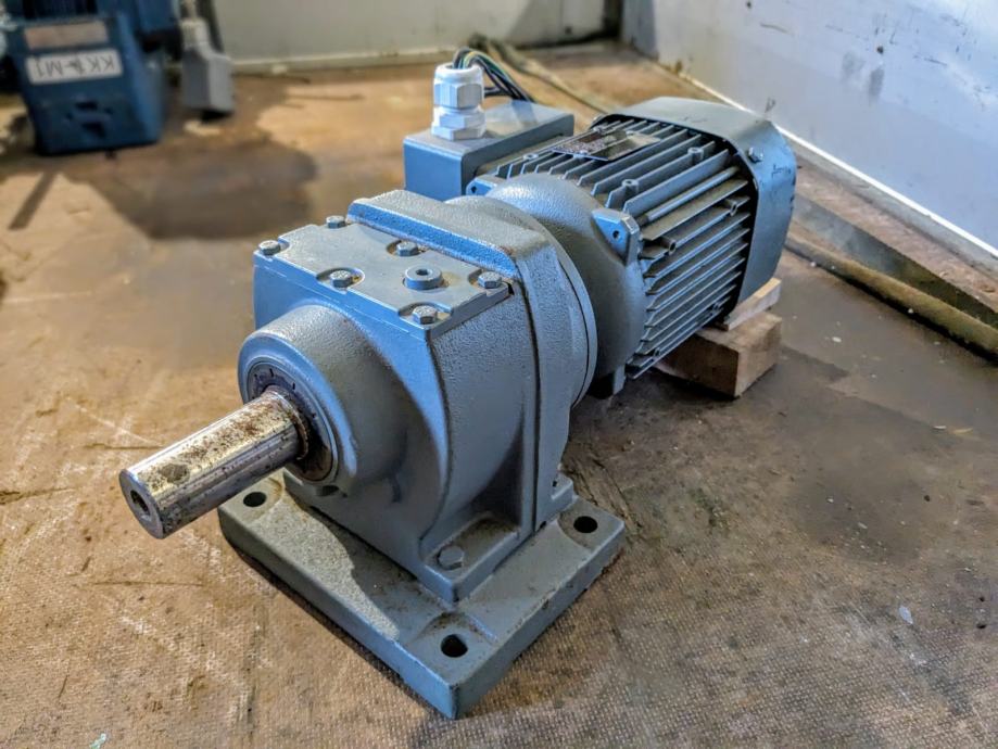 Elektromotor z reduktorjem KEB 0,37 kW, 1410/25 obr/min, 139 Nm