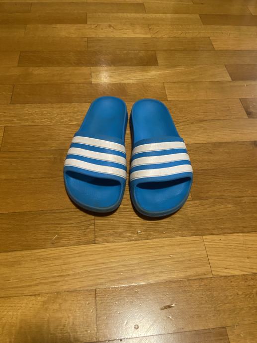 adidas natikači št. 33