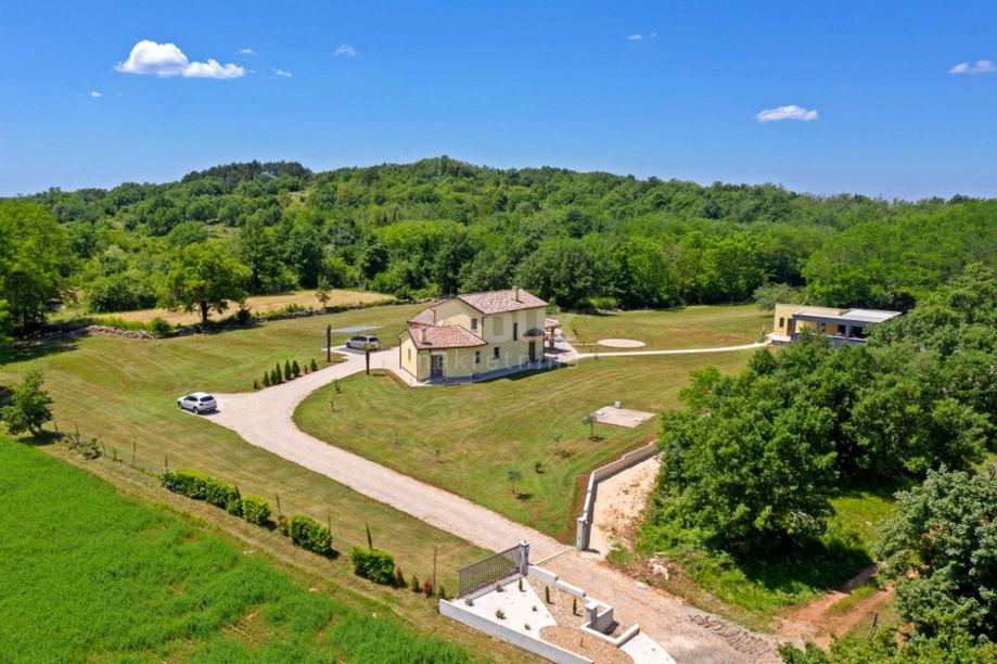 ISTRA, TINJAN - Očarljiva hiša na prostorni parceli (prodaja)