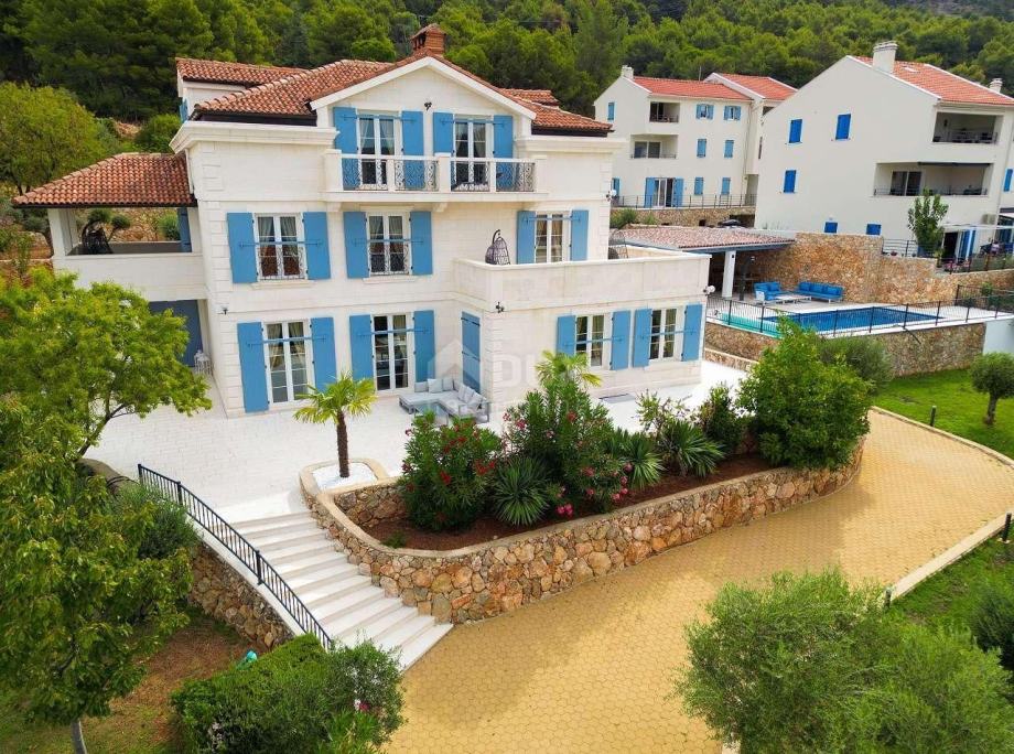 OTOK CRES, MESTO CRES - Edinstvena vila z bazenom (prodaja)