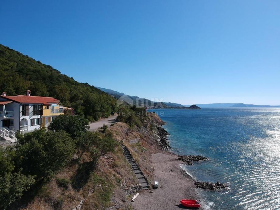 SENJ, SVETI JURAJ - Čudovita apartmajska hiša, prva vrsta od morja (prodaja)