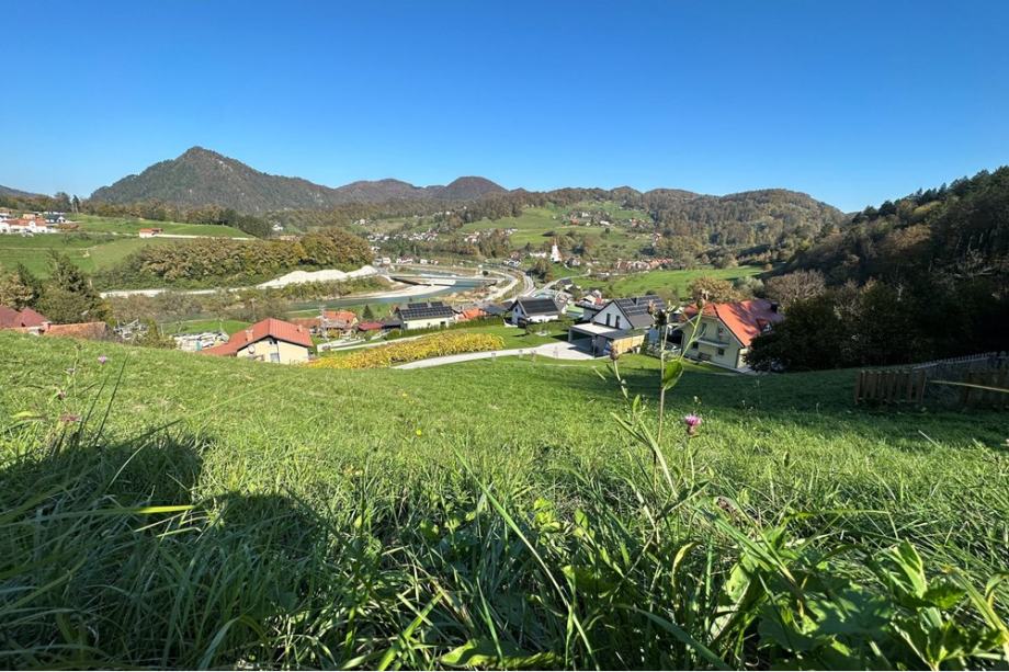 Zazidljivo zemljišče s pogledom nad Laškim