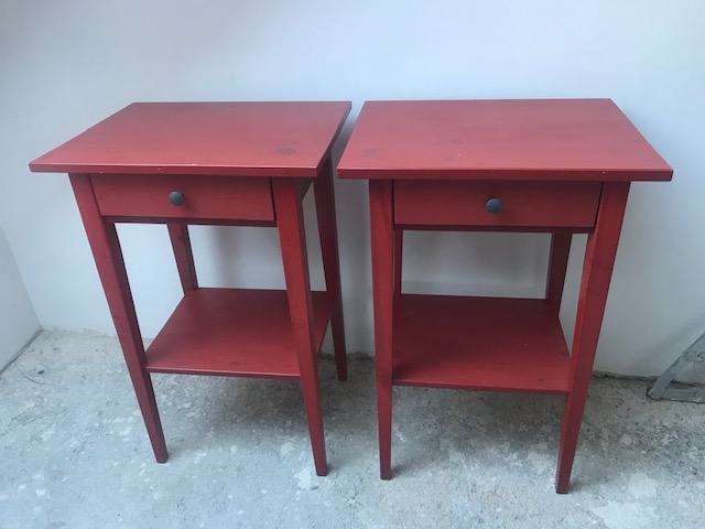 2 nočni omarici HEMNES (IKEA)