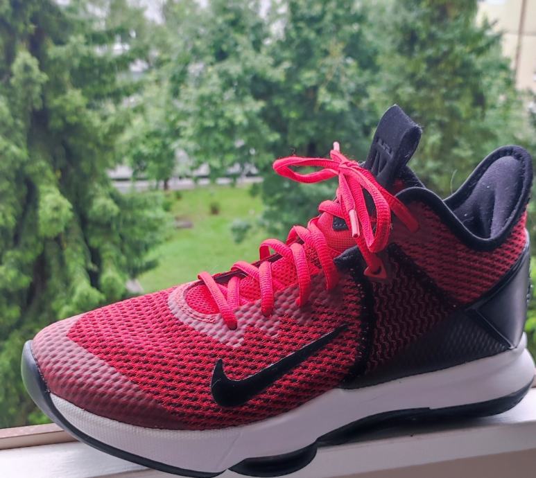 NIKE LeBron Witness IV "Gym Red" št.41, kot novi