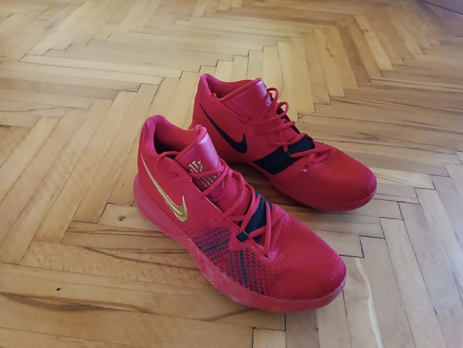 Prodam košarkaške čevlje nike kyrie flytrap university red