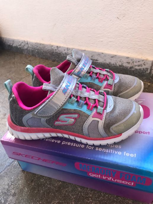 Dekliske supergice, dekliski sportni copati, nove sketchers st. 33