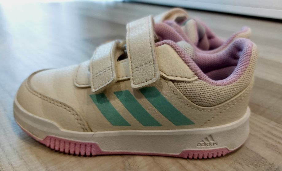 Dekliški čevlji Adidas, velikost 25,5