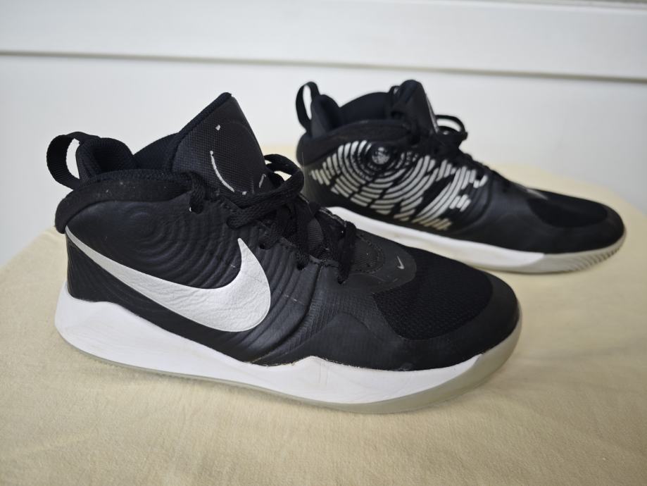 NIKE Team Hustle D 9 - vel. 38,5