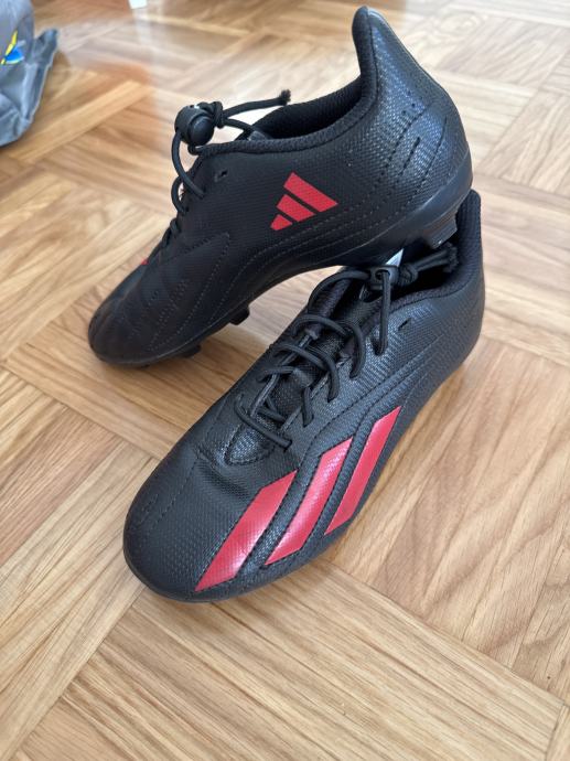 Nogometne superge s špicami Adidas za 10 eur.