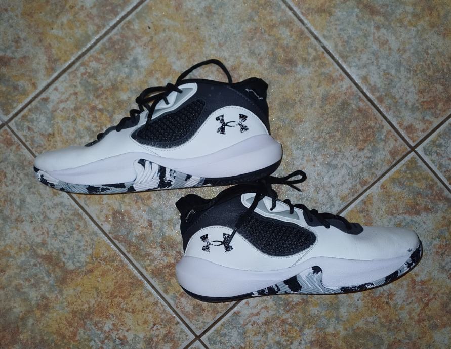 Športne superge UNDER ARMOUR št.37.5