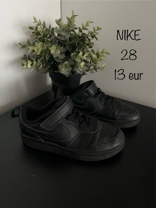 Superge Nike, številka 28