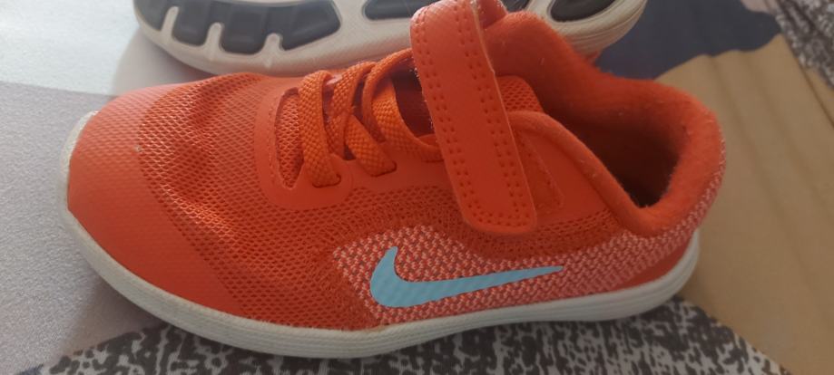 Teniske Nike št. 27