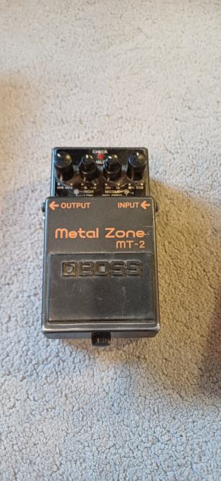 BOSS metal zone mt-2 kitarsko pedalo