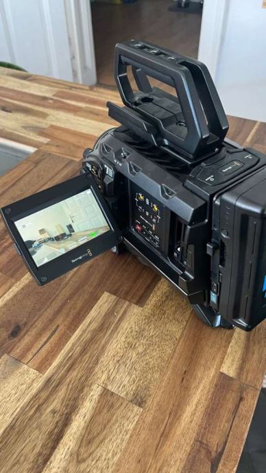 Blackmagic Ursa Mini Pro 4,6k G1 in komplet za ramo in V-Mount Akku