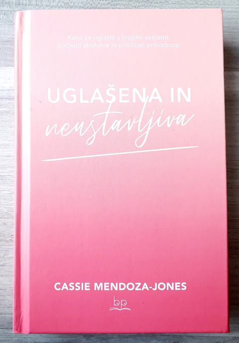 UGLAŠENA IN NEUSTAVLJIVA Cassie Mendoza-Jones