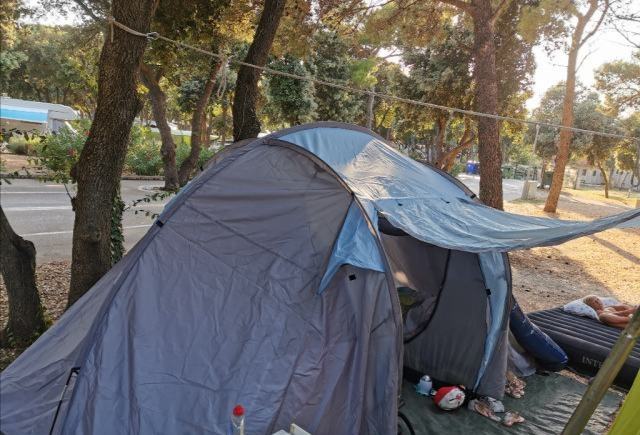 Kuhališče, rešilni jopiči ,posoda za kampiranje