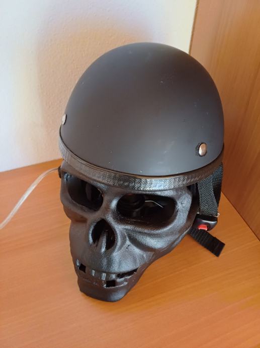 Svetilka lučka luč lobanja biker skull helmet brain cap chopper unikat