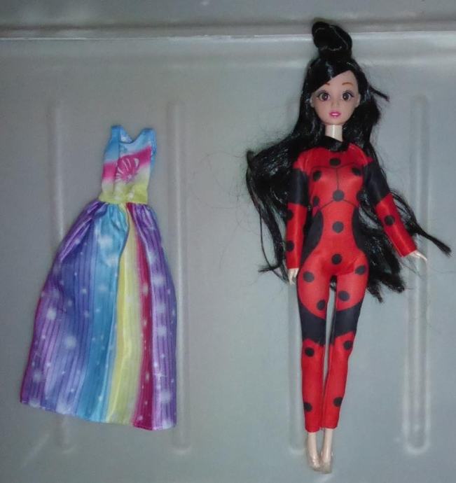 Lutka velikosti Barbie punčk v pikapolona kombinezonu + jaknica