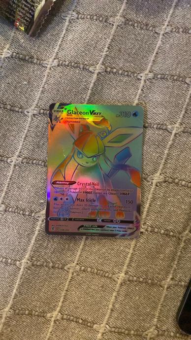 Pokemon card Glaceon Vmax