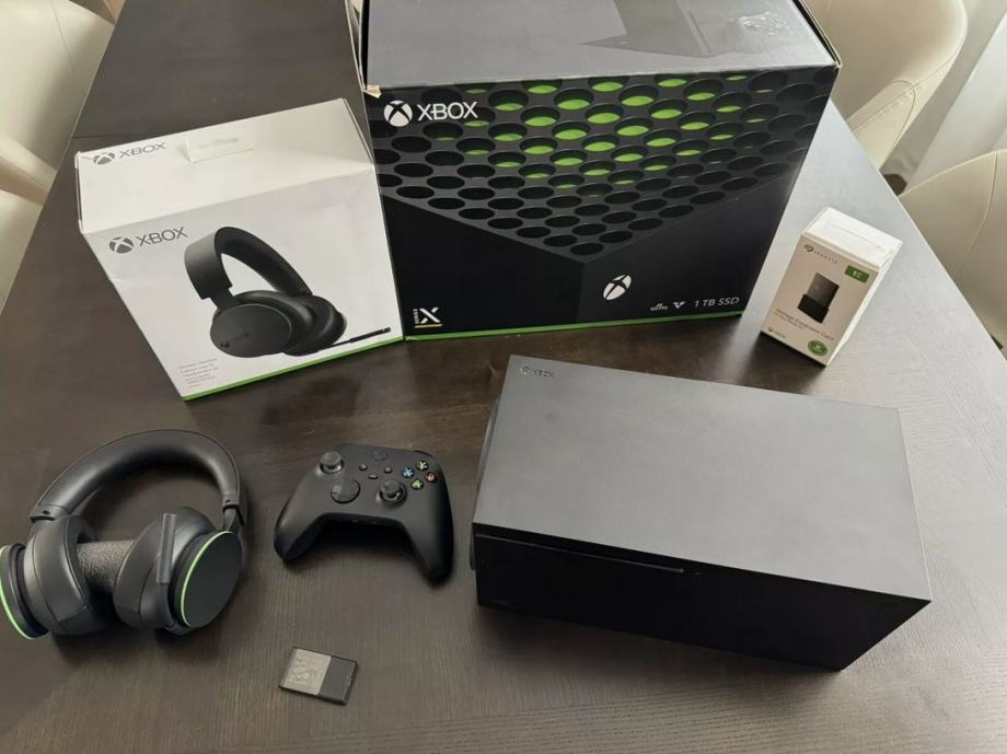 Microsoft Xbox Series X 1TB igralna konzola - črna (z dodatki!)