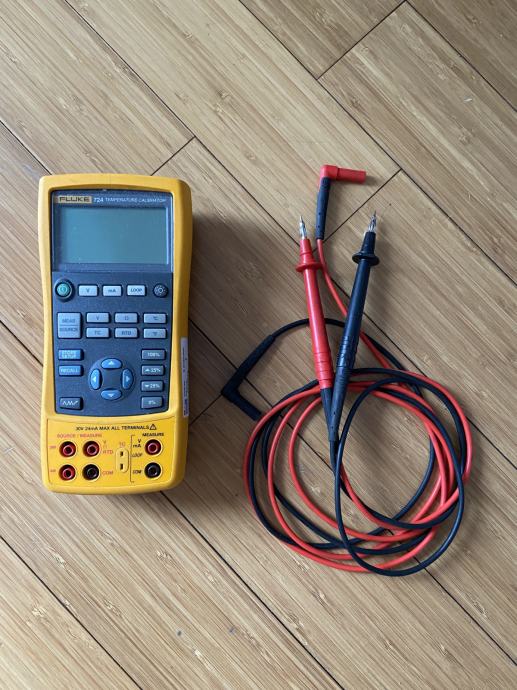 Fluke 724 temperature calibrator