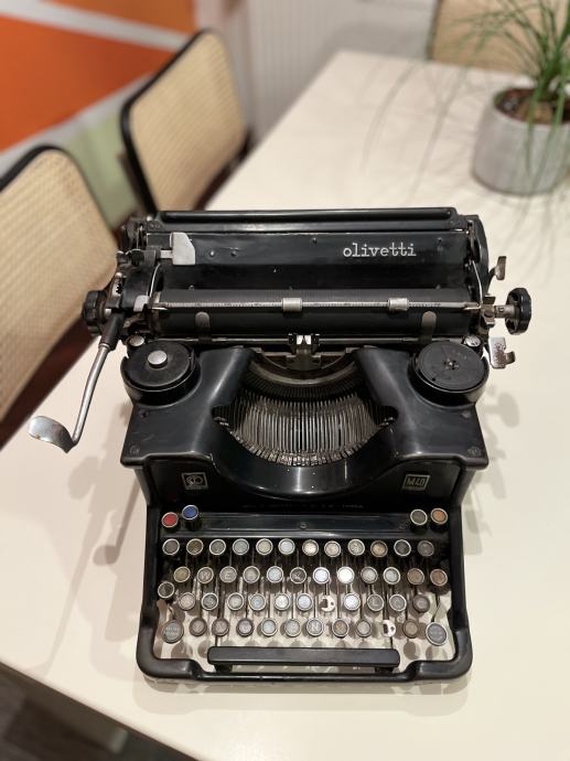 Olivetti pisalni stroj