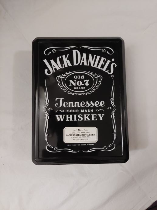 Pločevinasta škatla Jack Daniels z dvema originalnima kozarcema.