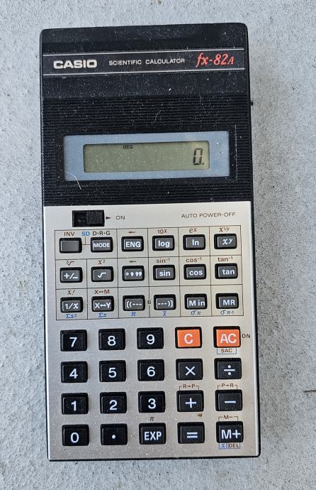 Stari japonski kalkulator Casio fx-82A znanstveni