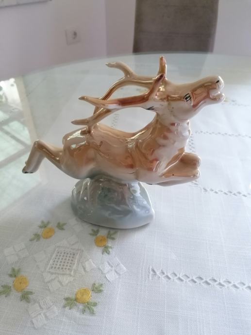 Porcelan figura jelen