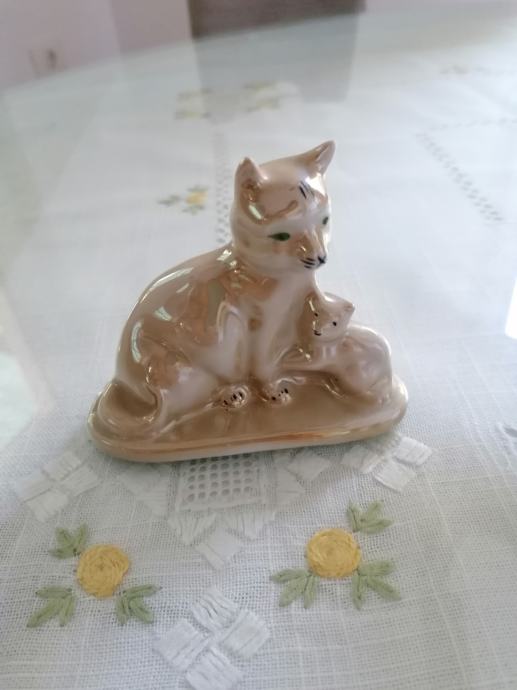 porcelan figurica mačka