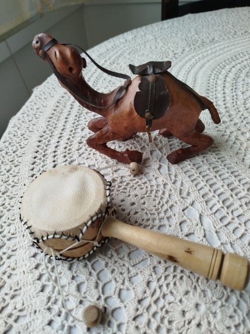 Suvenir - sedeča kamela in boben na držalu
