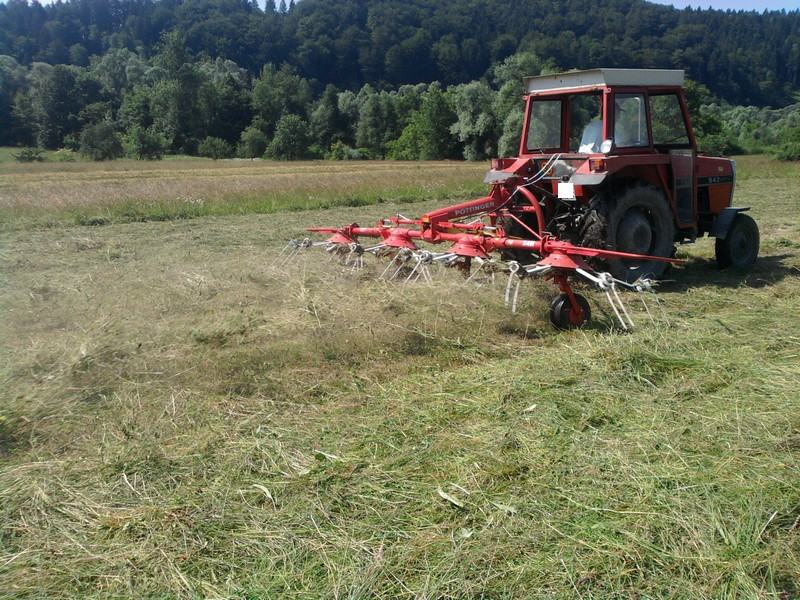 Obračalnik Pöttinger HIT 54,4 vretena,hidravlični dvig,tipalno kolo,..