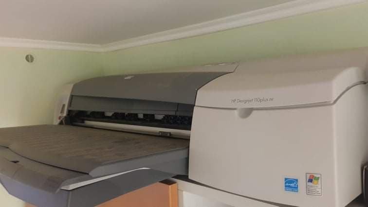 Как поменять бумагу на плоттере hp designjet 110 plus