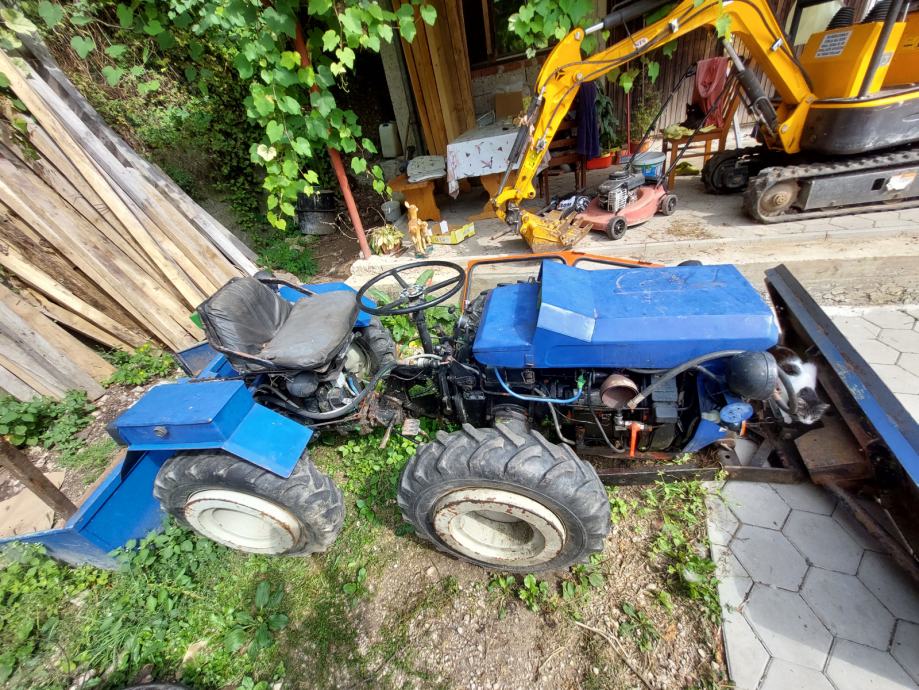 Prodam manjši traktor po ugodni ceni