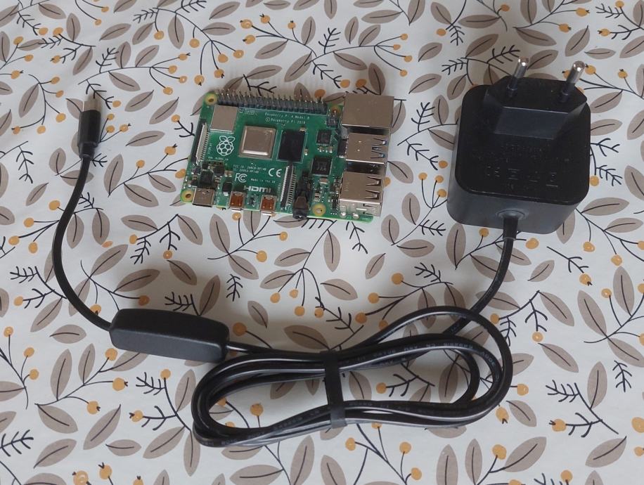 Raspberry Pi 4B 4GB + Original Napajalnik s stikalom