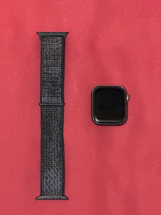 Apple Watch Series 5 GPS pametna ura, 44 mm, 2 paščka