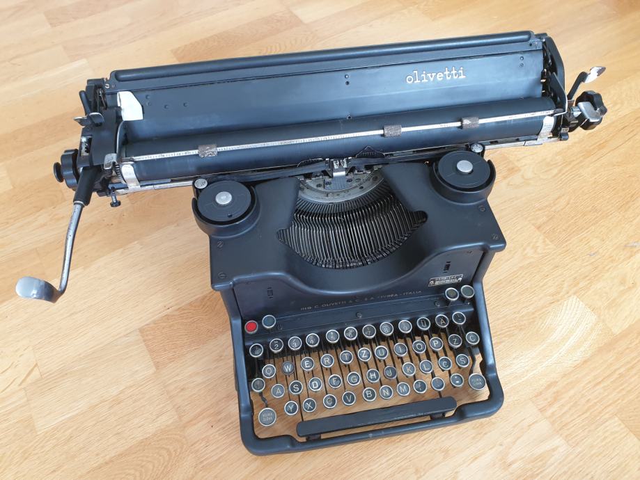 PISALNI STROJ OLIVETTI M40