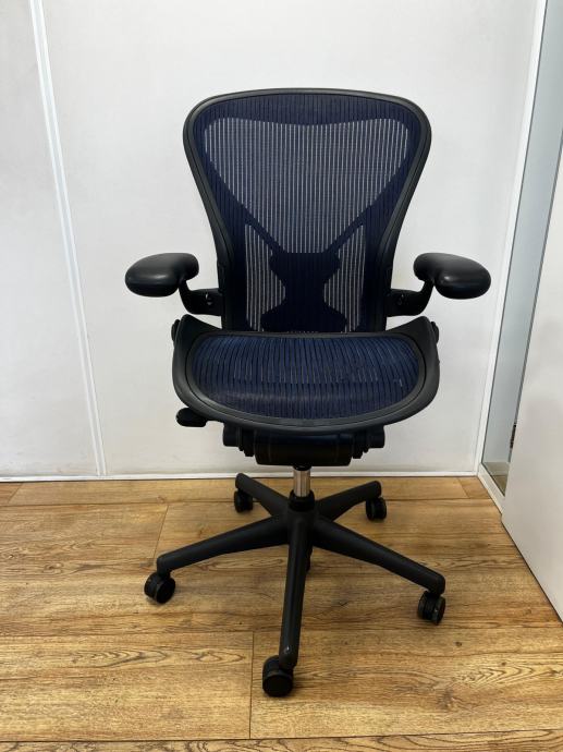 Refurbished Herman Miller Aeron Posturefit - Moder pisarniški stol