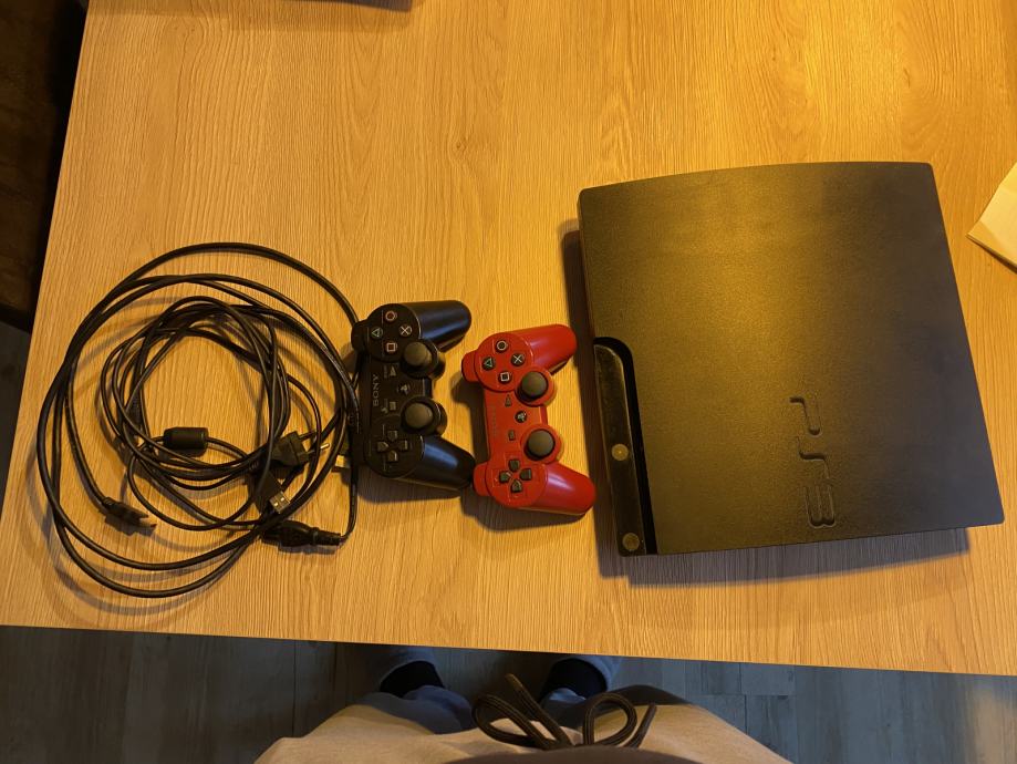 PS 3 slim z dvema kontrolerjema + 10 iger + volan