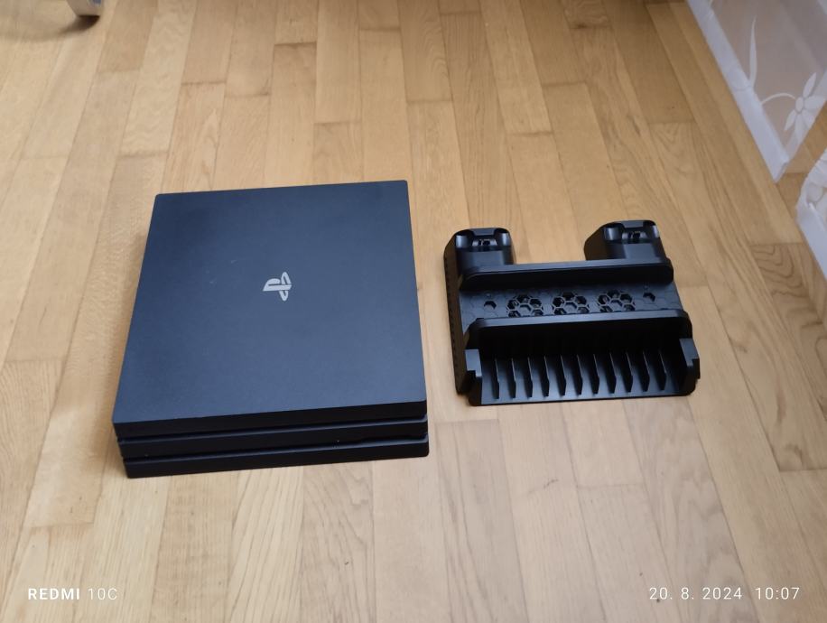 PRODAM ZELO DOBRO OHRANJEN PS4PRO+HLADILNO-POLNILNO ENOTO+NOV PLOSCEK