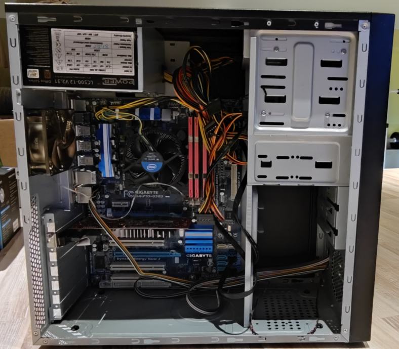 PC i5 3,2 GHz; Ram 8GB; SSD 256GB; Radeon HD5450