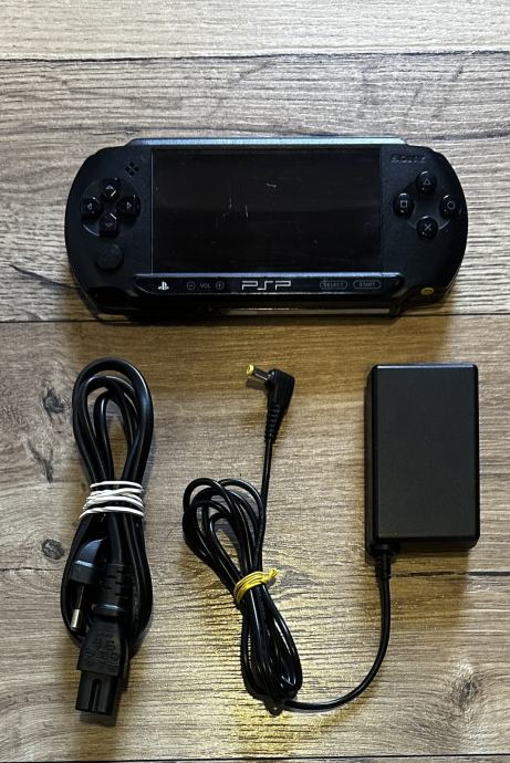 Sony PSP črn + Memory Stick Pro Duo 32GB + 26 iger, odklenjen