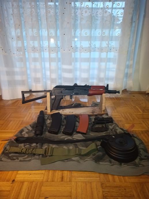 Podam airsoft puško AKS-74U v kot novem stanju