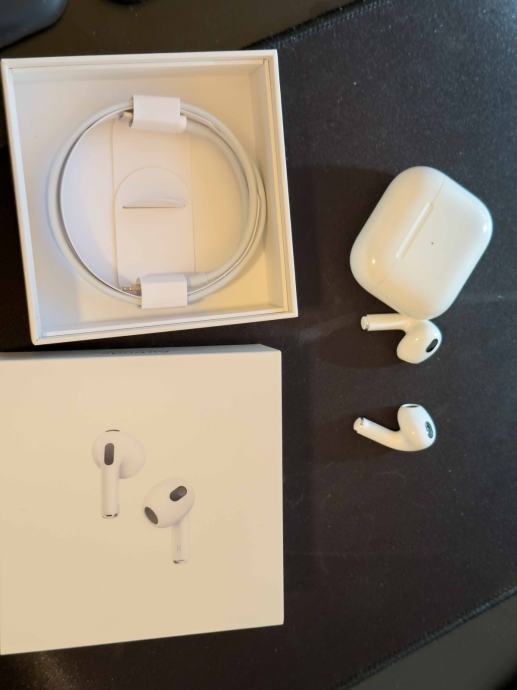 Apple AirPods 3.generacija z Lightning polnilno postajo