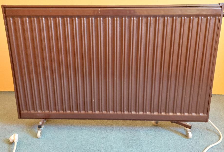 Stari električni radiator na kolesih iz leta 1989