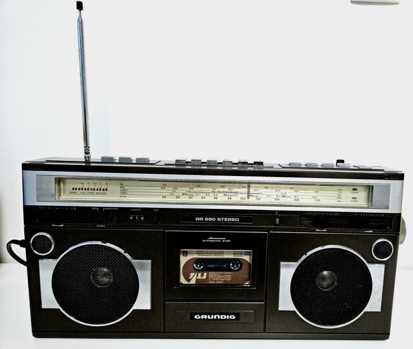 STARINSKI RADIO KASETOFON GRUNDIG RR 650