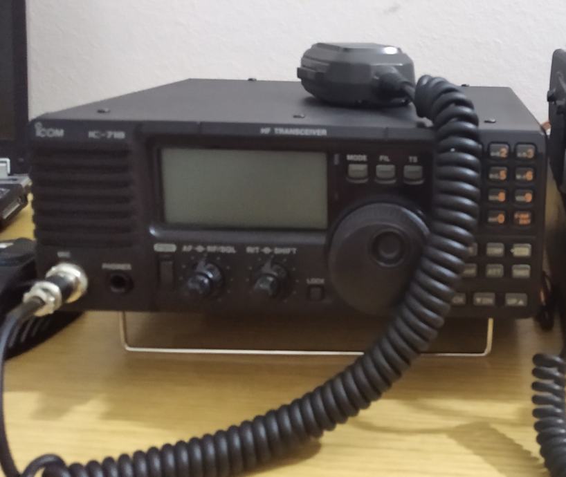 Icom 718