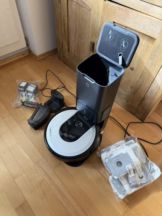 iRobot Roomba i7+ Plus povezan robotski sesalnik s Clean Base