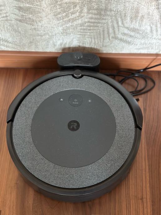 Robotski sesalnik iRobot Roomba i5158